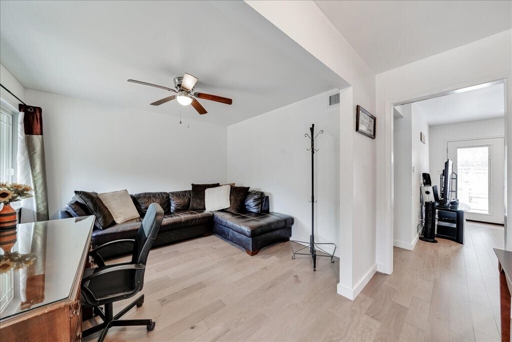 Foto del edificio - 8001 Briarwood Ln