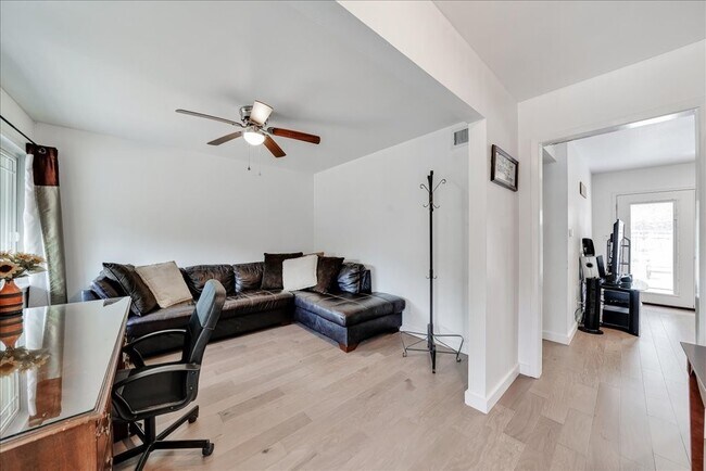 Foto del edificio - 8001 Briarwood Ln