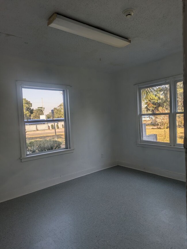 Building Photo - Nice 2 bedroom, 1 1/2 bath in convenient l...