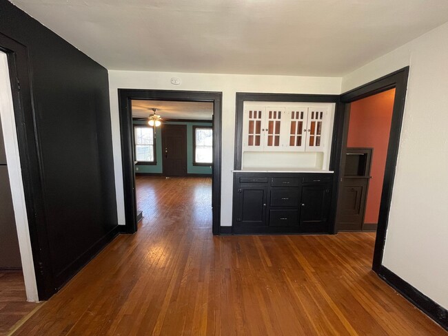 Building Photo - ((1/2 off May's Rent!)) Elegant 2/1 Upstai...