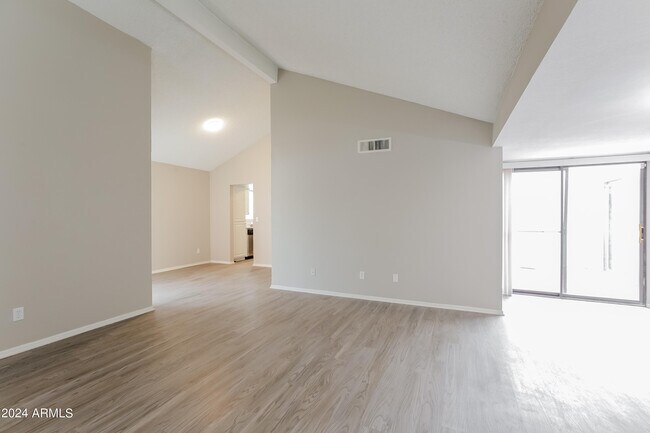 Foto del edificio - 5145 W Hatcher Rd