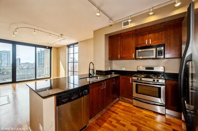 Building Photo - 744 N Clark St
