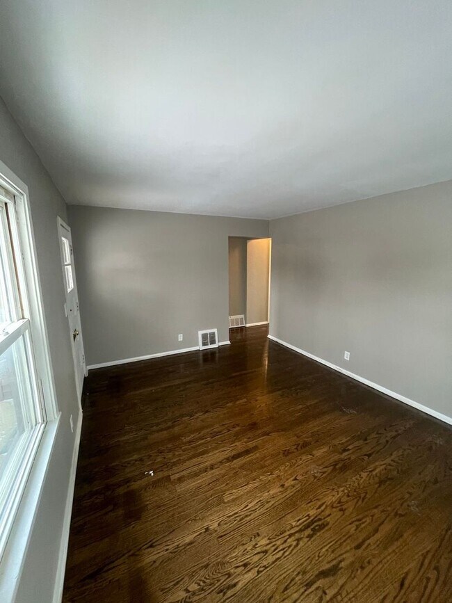 Building Photo - 2 Bedroom Single Family