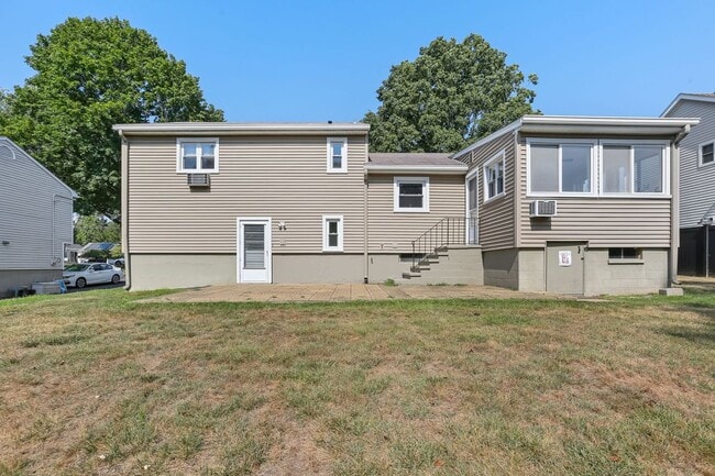 Building Photo - 115 Lucille St