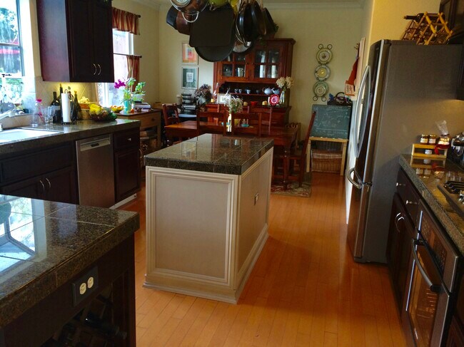 Building Photo - 850 Meadow View Dr