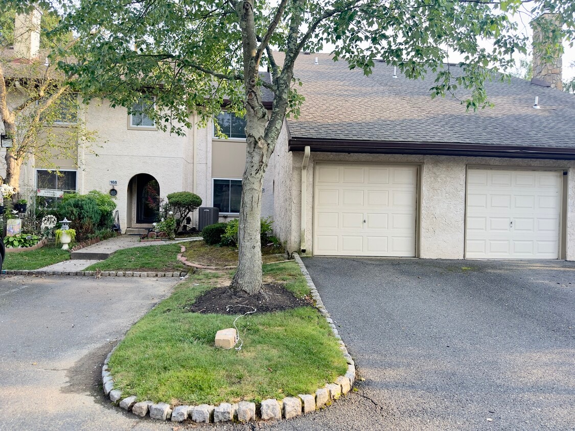 Primary Photo - 170 Thoreau Dr