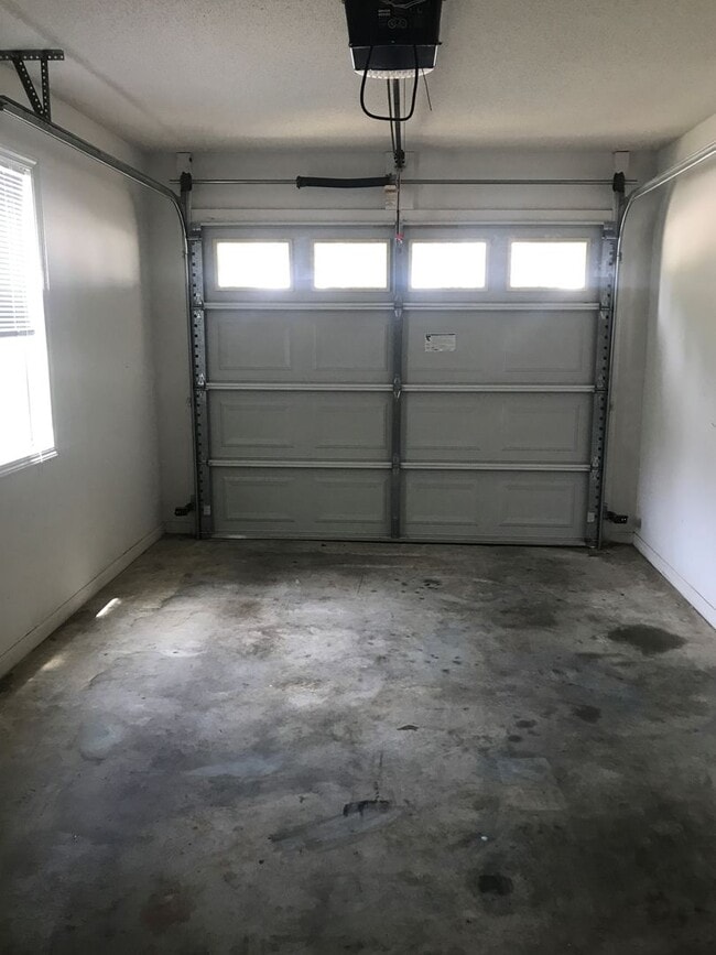 Building Photo - Foxhill Commons - 3 Car Garage