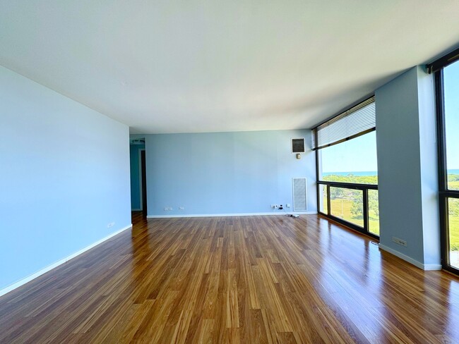 Building Photo - 4343 N Clarendon Ave