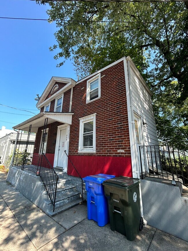 Building Photo - 529 York St