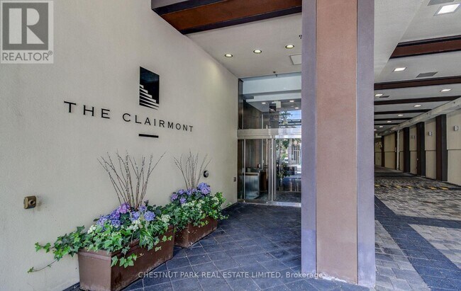 Building Photo - 1430 Yonge St