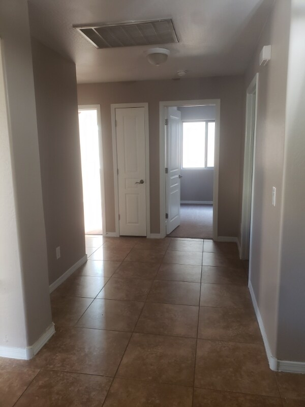 Building Photo - 743 E Wolf Hollow Dr