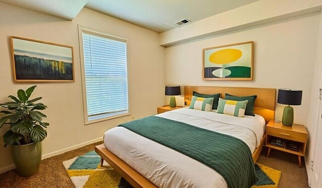 Building Photo - 3 bedroom Duplex with unique floor plan in...
