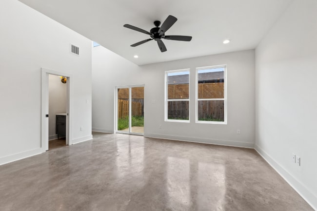 Building Photo - Enclave 3 bed 2.5 Bath