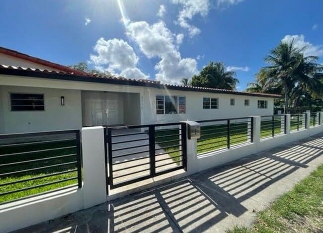 Building Photo - 2780 SW 31st Ave