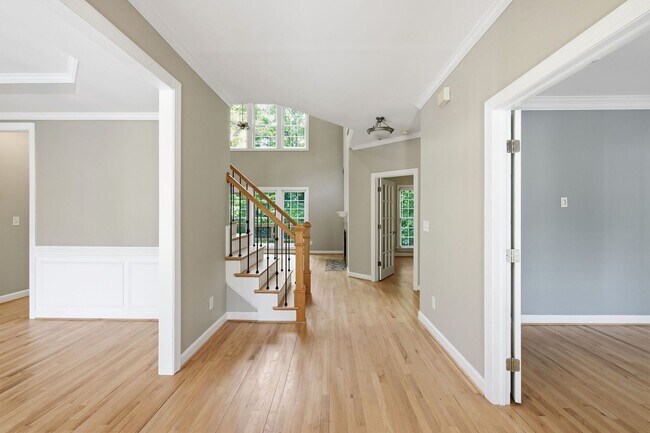 Foto del edificio - Gorgeous and Spacious 5 Bedroom Home, Cul-de-sac lot, Vaulted Ceilings, Large Backyard, Stunning ...