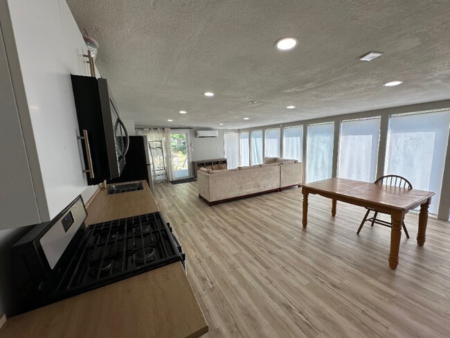 Building Photo - 480 E 200 N