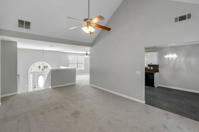 Foto del edificio - Spacious 4-Bedroom Split Foyer with 3 Bath...