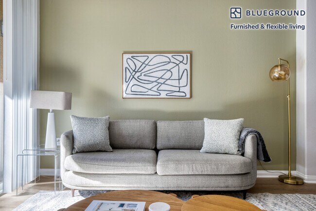 Foto del edificio - 8700 Pershing Dr