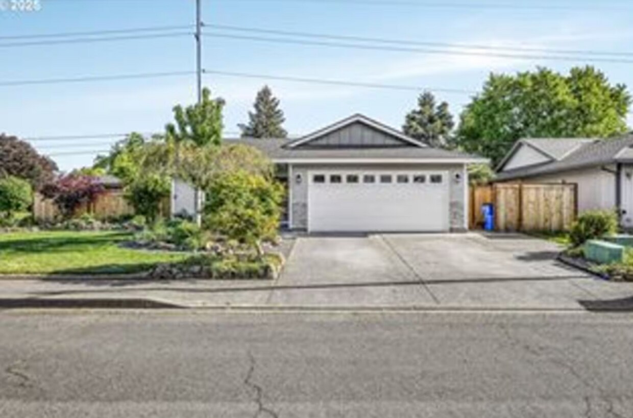 Primary Photo - HALF MONTH FREE OF RENT Beautifully Remode...