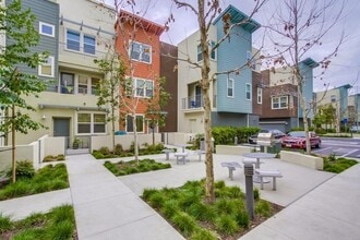 Building Photo - 213 Royal Glen
