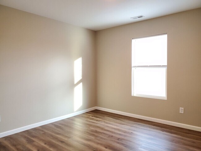 Foto del edificio - 3 bed, 1 bath Apartment