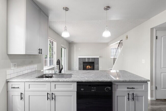 Foto del edificio - Clean, Bright 3 Bedroom with large yard an...