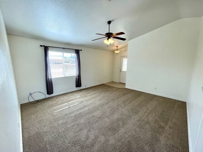 Foto del edificio - Don't miss out on this great 3 bed, 2 bath...