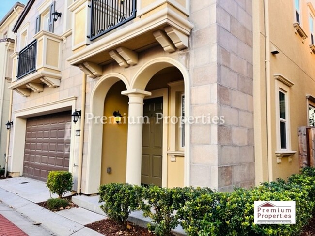 Foto del edificio - Exquisite 4BD/3.5BA + Loft, Tri-Level Home...