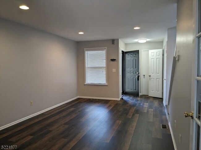 Building Photo - 604 Almond Ct