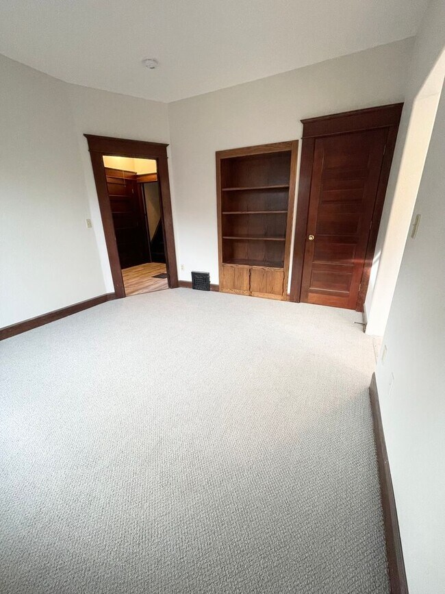 Building Photo - Charming 4-Plex Craftsman in Irvington