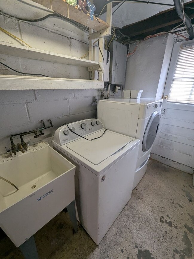 Building Photo - Large Home - Holmesburg