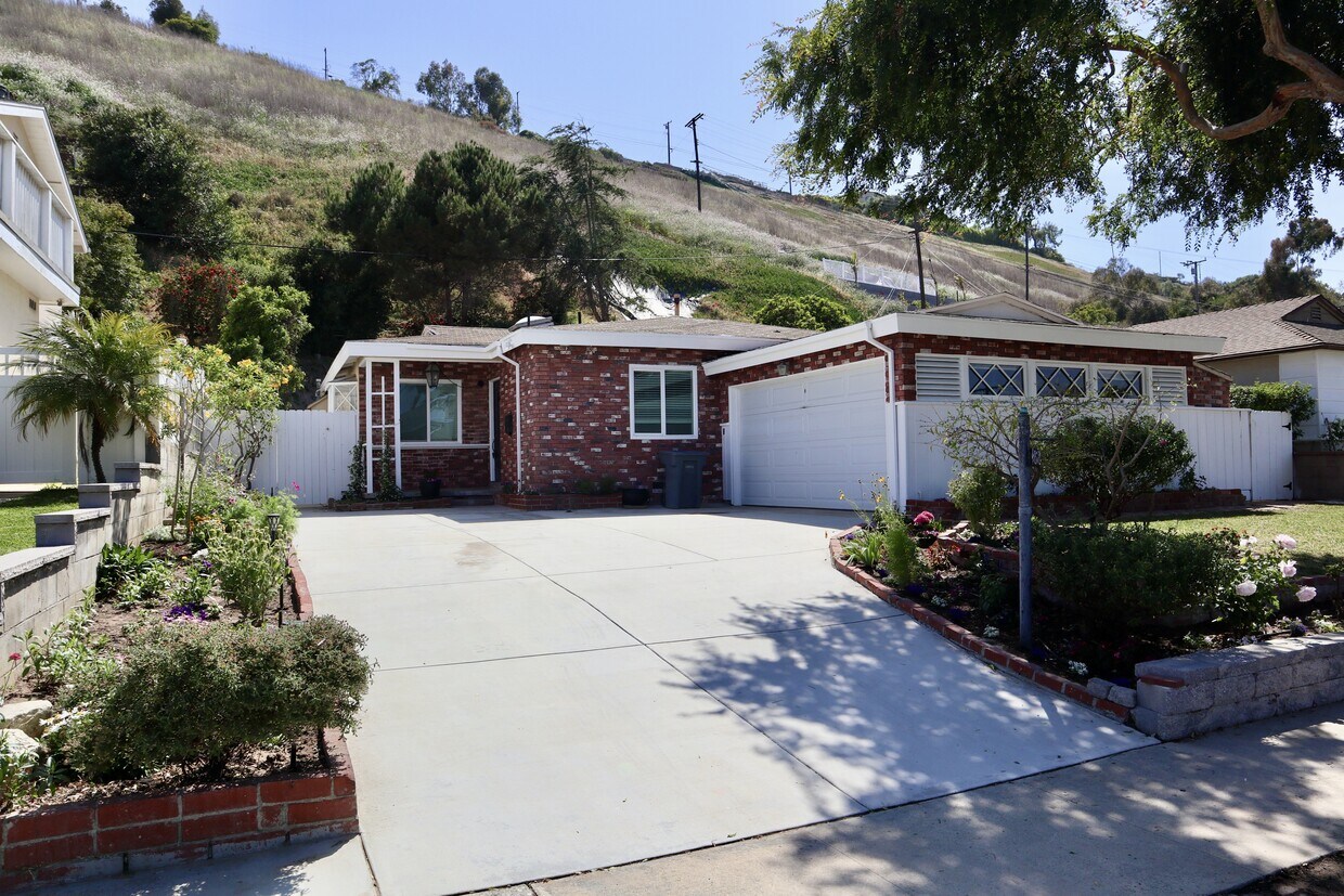 Foto principal - 4818 Newton St
