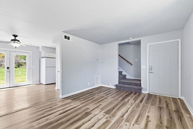 Foto del edificio - Prime Bellevue Location! 3-Bed Townhouse with 1.5 Baths