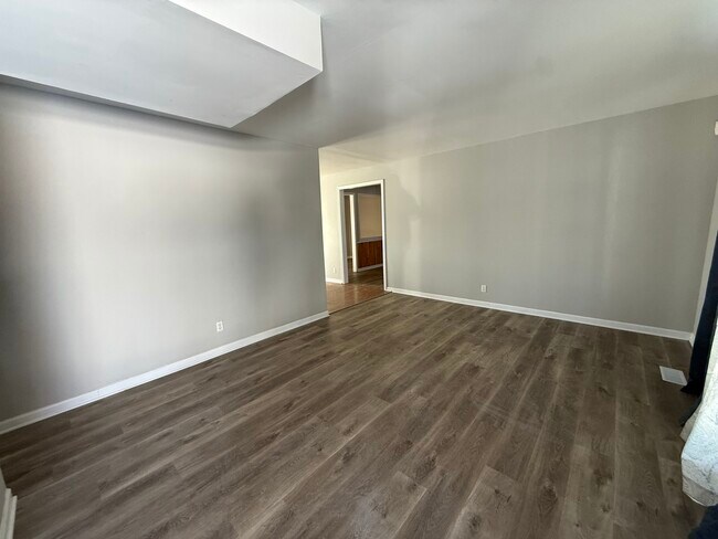 Building Photo - 719 Surrey Dr