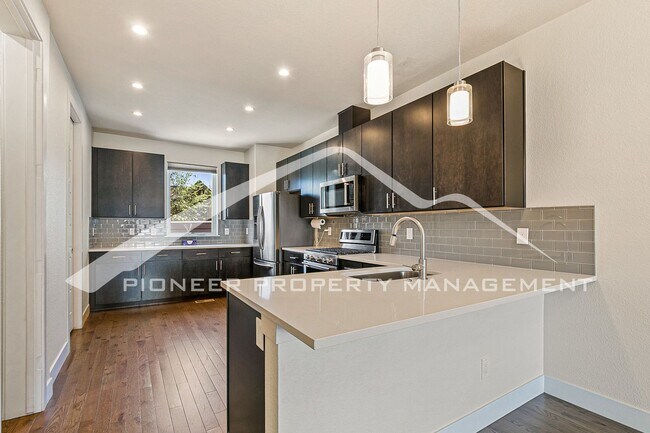 Foto del edificio - Stunning Townhome with Central AC and Wash...