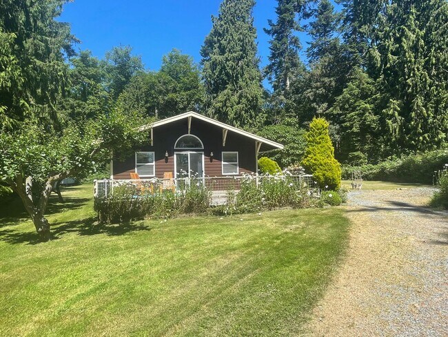 Foto del edificio - Charming Cottage with Private Beach Rights!