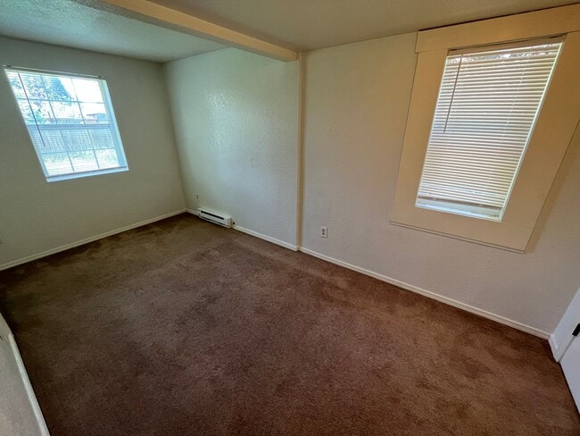 Building Photo - 2 Bed /1 Bath Home with Large Backyard and Great Location