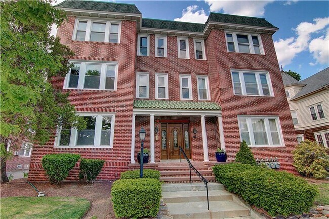 Building Photo - 425 Angell St