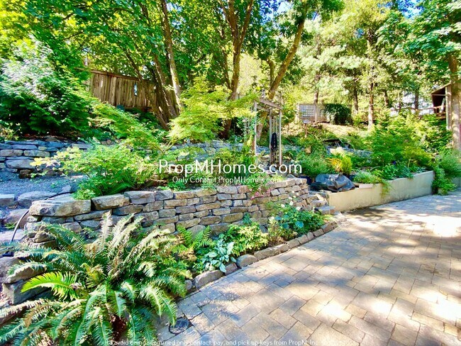 Foto del edificio - Beautifully Updated Modern Oasis in West Linn