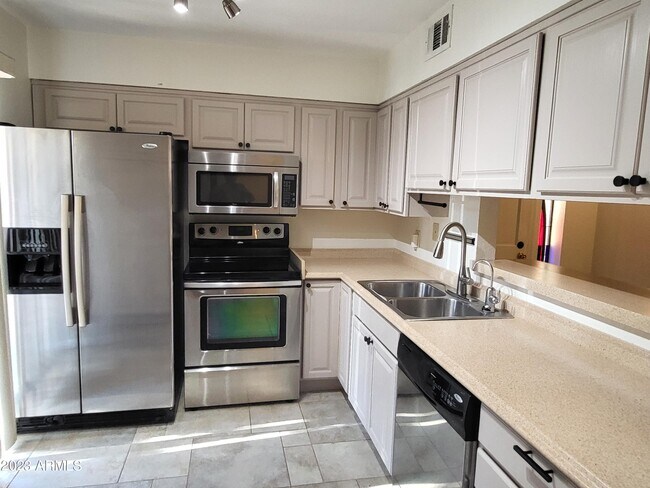 Foto del edificio - 9355 N 91st St