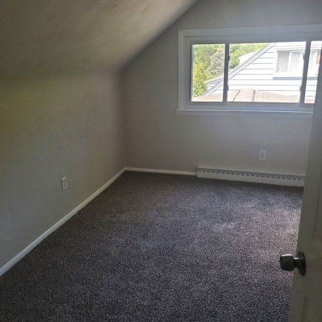 Building Photo - 3 bdrm Bungalow House For Rent!!!