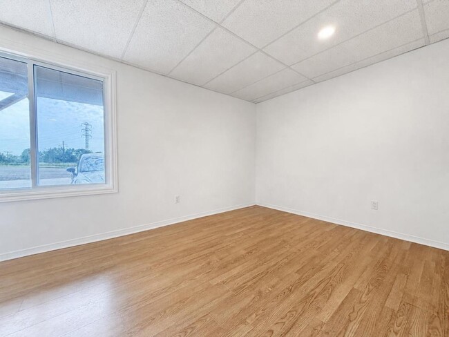 Building Photo - 433 Elmstead Rd
