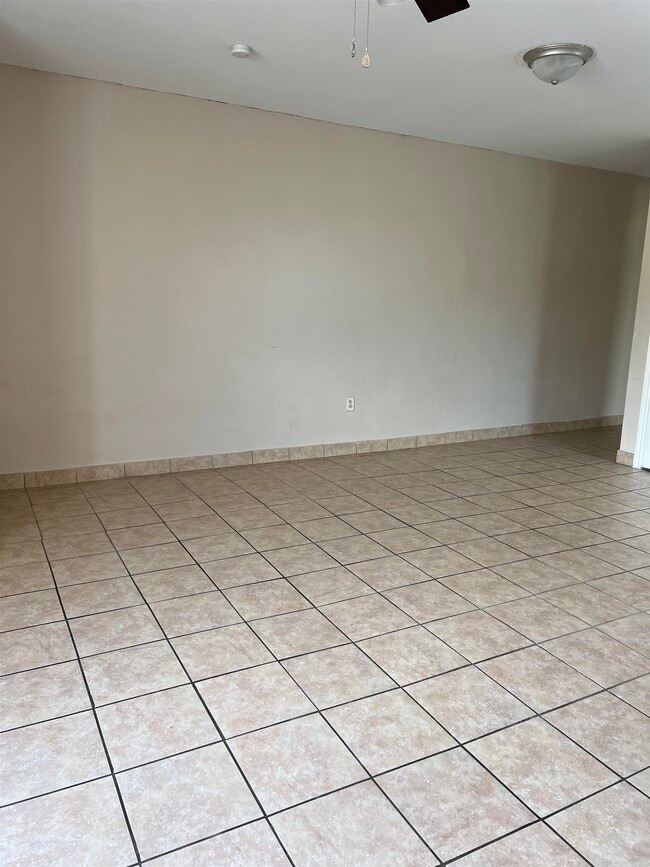 Building Photo - 3319 Mier St