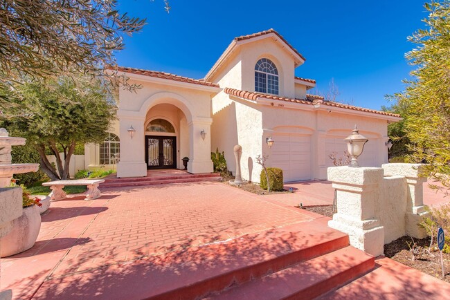 Foto del edificio - Luxury Living in this Stunning Pool Home!