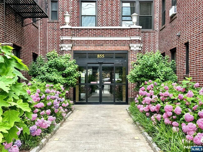 Building Photo - 855 Broad B2