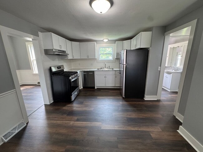 Building Photo - 3 Bed, 1.5 Bath Home with Huge Yard, Deck ...