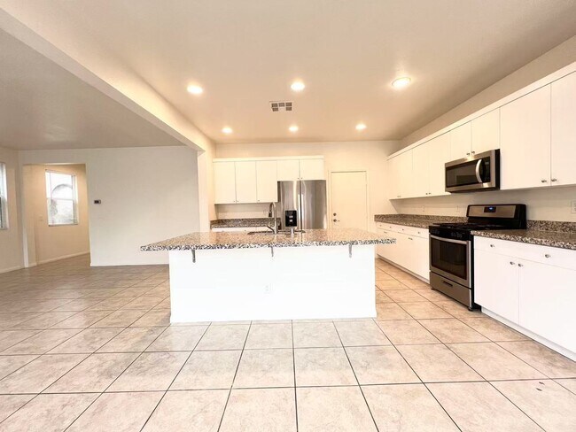 Foto del edificio - Modern 4BR Home with Island Kitchen, Tile ...