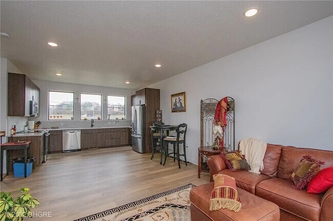 Building Photo - 1371 Keosauqua Way