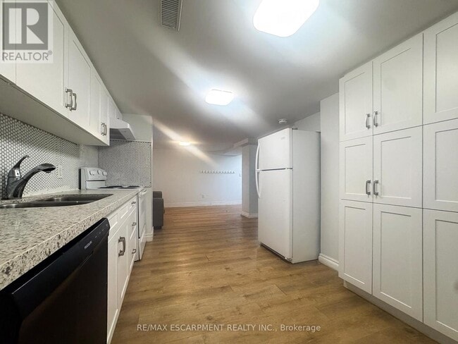 Building Photo - 1328 Sharbot St