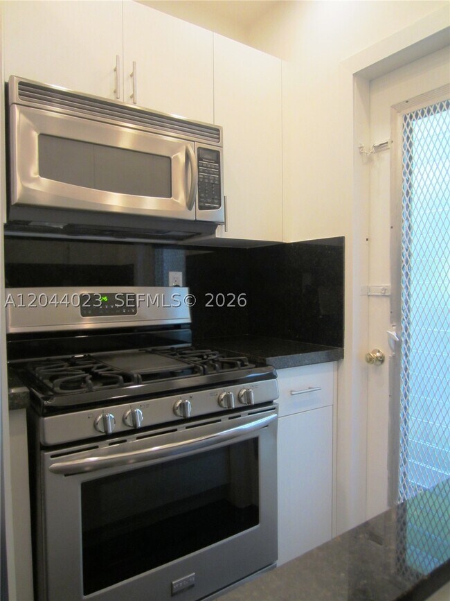 Foto del edificio - 8132 Harding Ave